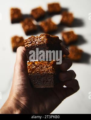 Gesalzene Cornflake Brownies Mit Karamell. Brownie mit knusprigem Oberteil aus Cornflakes und Karamell. Stockfoto