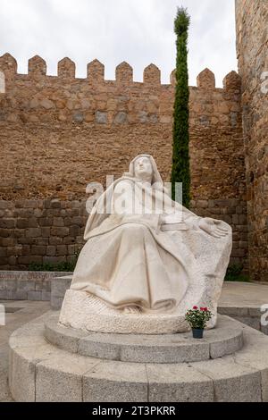 Avila, Spanien, 07.10.21. Denkmal für die Teresa von Jesus von Juan Luis Vassallo, weiße Skulptur des heiligen mit Buch und Stift. Stockfoto