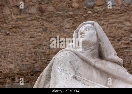 Avila, Spanien, 07.10.21. Denkmal für Teresa von Jesus von Juan Luis Vassallo, weiße Skulptur des heiligen, Nahaufnahme. Stockfoto