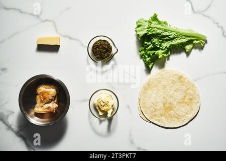 Hühnchen Pesto Wrap mit Cheddar-Käse und Salat Stockfoto