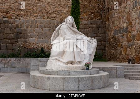 Avila, Spanien, 07.10.21. Denkmal für die Teresa von Jesus von Juan Luis Vassallo, weiße Skulptur des heiligen mit Buch und Stift. Stockfoto