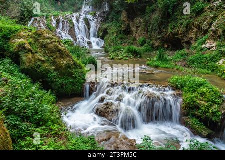 Malerische Aussicht von der wunderbaren Villa Gregoriana in Tivoli, Provinz Rom, Latium, Mittelitalien. Stockfoto