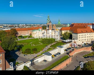 Gotische Kathedrale des Königlichen Wawel in Krakau, Polen, mit Renaissance-Sigismund-Kapelle mit goldener Kuppel, Wanderern und Rasen mit Fundamenten einer alten Stockfoto