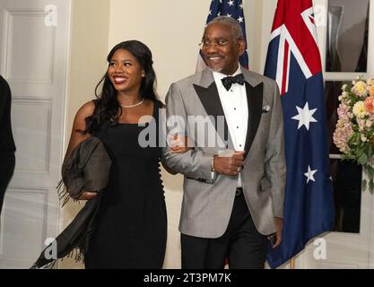 Der Abgeordnete Gregory Meeks (Demokrat von New York) und Simone Marie Meeks kommen am Mittwoch, den 25. Oktober 2023, zum State Dinner zu Ehren des australischen Premierministers Anthony Albanese und Jodie Haydon im Buchhändler-Bereich des Weißen Hauses in Washington, DC, ein. Kredit: Ron Sachs/CNP Stockfoto