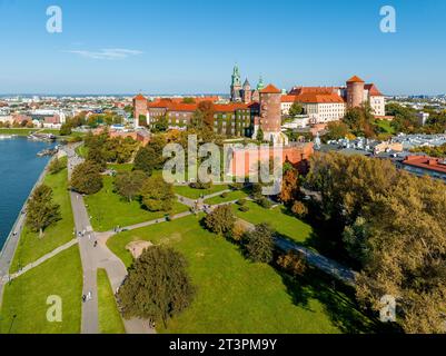 Krakau, Polen. Schloss und Kathedrale des Königlichen Wawel, öffentliche Parks, Promenaden und Boulevards entlang der Weichsel. Spaziergänger und kleiner Hafen mit nach Stockfoto