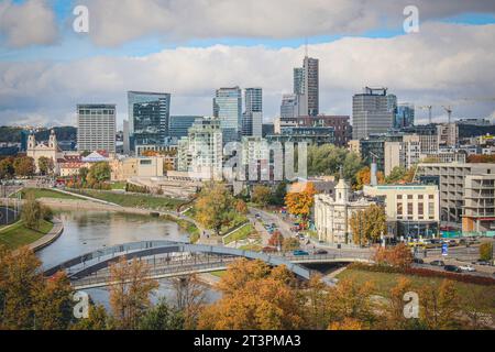 Vilnius, Hauptstadt Litauens, Europa. Blick aus der Vogelperspektive auf die Stadt, das moderne Geschäftsviertel, moderne Architektur, Gebäude und Wolkenkratzer Stockfoto