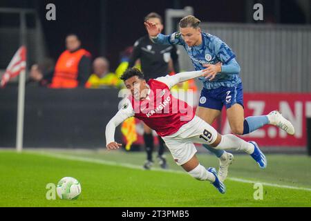 Alkmaar, Niederlande. Oktober 2023. ALKMAAR, NIEDERLANDE - 26. OKTOBER: Matty Cash von Aston Villa FC kämpft am 26. Oktober 2023 im AFAS Stadion in Alkmaar gegen Myron van Brederode von AZ Alkmaar, Niederlande, um den Ball im Gruppenspiel E – UEFA Europa Conference League 2023/24 zwischen AZ Alkmaar und Aston Villa FC. (Foto von Rene Nijhuis/Orange Pictures) Credit: Orange Pics BV/Alamy Live News Stockfoto