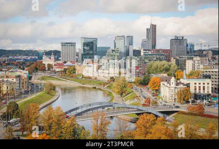 Vilnius, Hauptstadt Litauens, Europa. Blick aus der Vogelperspektive auf die Stadt, das moderne Geschäftsviertel, moderne Architektur, Gebäude und Wolkenkratzer Stockfoto