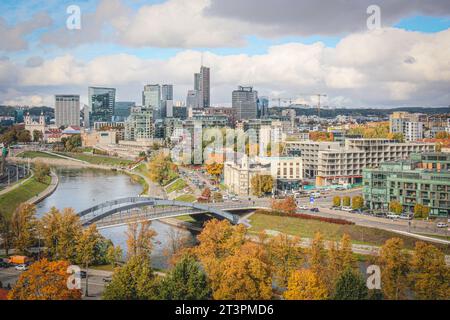 Vilnius, Hauptstadt Litauens, Europa. Blick aus der Vogelperspektive auf die Stadt, das moderne Geschäftsviertel, moderne Architektur, Gebäude und Wolkenkratzer Stockfoto