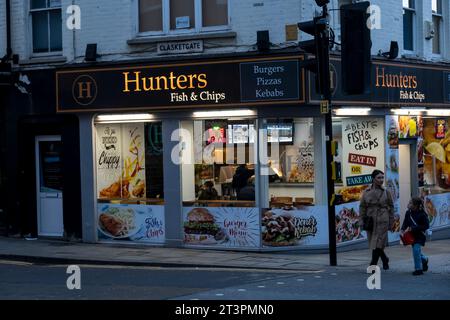 Jäger Fish and Chips Shop Ecke Clasketgate und High Street, Lincoln City, Lincolnshire, England, Großbritannien Stockfoto