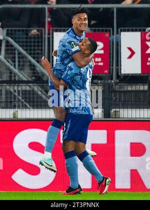 ALKMAAR - (l-r) Ollie Watkins vom Aston Villa FC, Youri Tielemans vom Aston Villa FC feiern das 0-2 während des UEFA Conference League-Spiels in Gruppe E zwischen AZ Alkmaar und Aston Villa FC im AFAS-Stadion am 26. Oktober 2023 in Alkmaar, Niederlande. ANP ED VAN DE POL Stockfoto