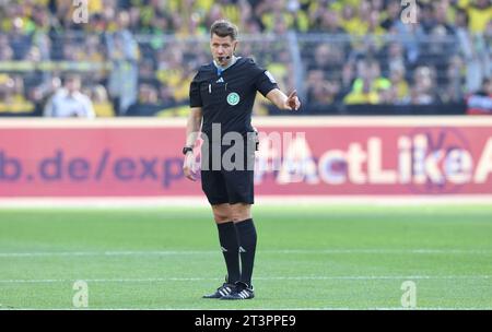 Dortmund, Deutschland. Oktober 2023. firo: 07.10.2023, Fußball, 1. Liga, 1. Bundesliga, Saison 2023/2024, BVB, Borussia Dortmund - Union Berlin Schiedsrichter Patrick ITTRICH Geste Credit: dpa/Alamy Live News Stockfoto