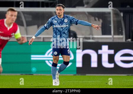 Alkmaar, Niederlande. Oktober 2023. ALKMAAR, NIEDERLANDE - 26. OKTOBER: Matty Cash von Aston Villa FC Gesten während des Gruppenspiels E - UEFA Europa Conference League 2023/24 zwischen AZ Alkmaar und Aston Villa FC im AFAS Stadion am 26. Oktober 2023 in Alkmaar, Niederlande. (Foto von Patrick Goosen/Orange Pictures) Credit: Orange Pics BV/Alamy Live News Stockfoto