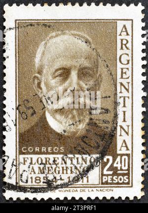 Von Argentinien gedruckte gestempelte Briefmarke, die ein Porträt von Florentino Ameghino (1854-1911) zeigt, um 1956. Stockfoto