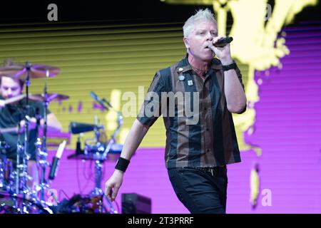 Las Vegas, USA. Oktober 2023. Dexter Holland vom Nachwuchs tritt beim When We Were Young Festival am 21. Oktober 2023 in Las Vegas auf. Das Festival beinhaltete eine Besetzung mit Top-Pop-/Punkbands. (Foto: Geoffrey Clowes/SIPA USA) Credit: SIPA USA/Alamy Live News Stockfoto