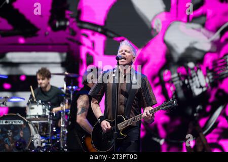 Las Vegas, USA. Oktober 2023. Dexter Holland vom Nachwuchs tritt beim When We Were Young Festival am 21. Oktober 2023 in Las Vegas auf. Das Festival beinhaltete eine Besetzung mit Top-Pop-/Punkbands. (Foto: Geoffrey Clowes/SIPA USA) Credit: SIPA USA/Alamy Live News Stockfoto
