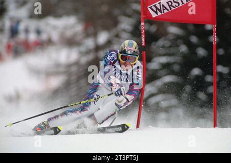 Italien Alta Badia 22.12.1994: Alberto Tomba, italienischer Skiläufer, in Aktion während der Alpinski-Weltmeisterschaft 1994/1995. Stockfoto