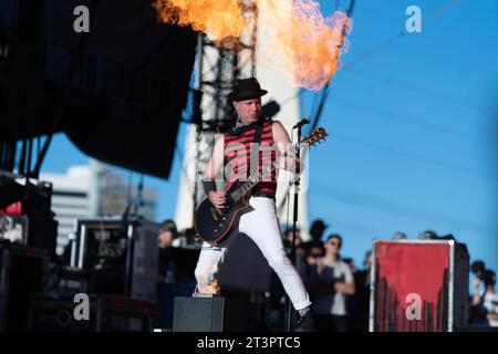 Las Vegas, USA. Oktober 2023. Tom Thacker von Sum 41 tritt am 21. Oktober 2023 beim When We Were Young Festival in Las Vegas auf. Das Festival beinhaltete eine Besetzung mit Top-Pop-/Punkbands. (Foto: Geoffrey Clowes/SIPA USA) Credit: SIPA USA/Alamy Live News Stockfoto