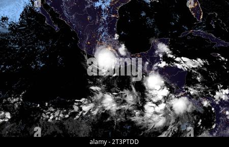 Acapulco, Mexiko. Oktober 2023. Das NOAA-Satellitenbild zeigt den Hurrikan Otis, einen tödlichen Sturm der Kategorie 5, der am 25. Oktober 2023 in Acapulco, Mexiko, in die Ferienstadt Acapulco an der Pazifikküste stürmt. Quelle: GOES-East/NOAA/Alamy Live News Stockfoto