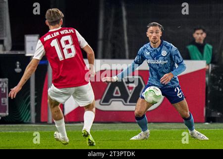 Alkmaar, Niederlande. Oktober 2023. ALKMAAR, NIEDERLANDE - 26. OKTOBER: Matty Cash von Aston Villa FC kämpft im AFAS Stadion am 26. Oktober 2023 in Alkmaar gegen David Moller Wolfe von AZ Alkmaar, Niederlande, im Gruppenspiel der UEFA Europa Conference League 2023/24 zwischen AZ Alkmaar und Aston Villa FC um Besitz. (Foto von Patrick Goosen/Orange Pictures) Credit: Orange Pics BV/Alamy Live News Stockfoto