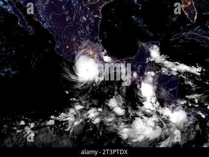 Acapulco, Mexiko. Oktober 2023. Das NOAA-Satellitenbild zeigt den Hurrikan Otis, einen tödlichen Sturm der Kategorie 5, der am 25. Oktober 2023 in Acapulco, Mexiko, in die Ferienstadt Acapulco an der Pazifikküste stürmt. Quelle: GOES-East/NOAA/Alamy Live News Stockfoto