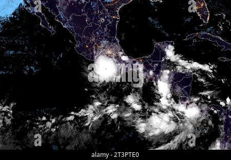 Acapulco, Mexiko. Oktober 2023. Das NOAA-Satellitenbild zeigt den Hurrikan Otis, einen tödlichen Sturm der Kategorie 5, der am 25. Oktober 2023 in Acapulco, Mexiko, in die Ferienstadt Acapulco an der Pazifikküste stürmt. Quelle: GOES-East/NOAA/Alamy Live News Stockfoto