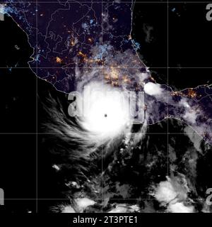 Acapulco, Mexiko. Oktober 2023. Das NOAA-Satellitenbild zeigt den Hurrikan Otis, einen tödlichen Sturm der Kategorie 5, der am 25. Oktober 2023 in Acapulco, Mexiko, in die Ferienstadt Acapulco an der Pazifikküste stürmt. Quelle: GOES-East/NOAA/Alamy Live News Stockfoto