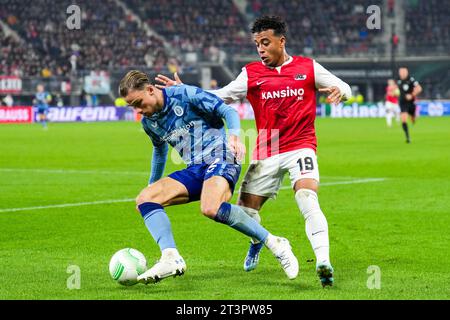 ALKMAAR - (l-r) Matty Cash von Aston Villa FC, Myron van Brederode von AZ Alkmaar während des Gruppenspiels der UEFA Conference League zwischen AZ Alkmaar und Aston Villa FC im AFAS-Stadion am 26. Oktober 2023 in Alkmaar, Niederlande. ANP ED VAN DE POL Stockfoto