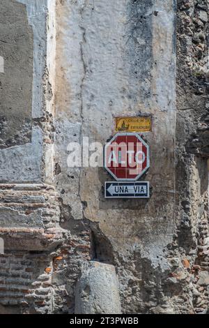 Guatemala, La Antigua - 20. Juli 2023: Haltestelle und eine Richtung Verkehrsschilder in die Innenstadt in der Calle de la Conception Stockfoto