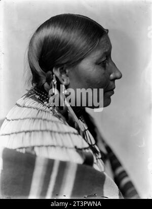 Ehefrau von American Horse, Dakota Sioux, von Gertrude Käsebier, CA. 1900 Mrs. American Horse, wahrscheinlich ein Mitglied von Buffalo Bills Wild West Show, Kopf-und-Schultern-Porträt, nach rechts gerichtet. Foto von Gertrude Käsebier, CA. 1900. Stockfoto