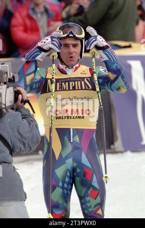 Italien Bormio 18.03.1995: Alberto Tomba, italienischer Skirennläufer, an der Ziellinie des Rennens Stockfoto