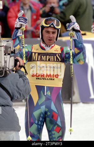 Italien Bormio 18.03.1995: Alberto Tomba, italienischer Skirennläufer, an der Ziellinie des Rennens Stockfoto