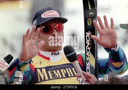 Italien Bormio 18.03.1995: Alberto Tomba, italienischer Skirennläufer, an der Ziellinie des Rennens Stockfoto