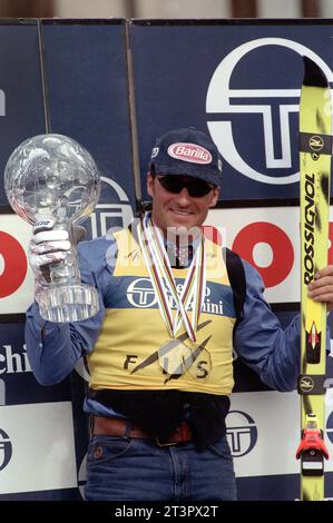 Italien Bormio 18.03.1995: Alberto Tomba, italienischer Skiläufer, hebt den Crystal Cup nach dem Sieg in der Gesamtwertung der alpinen Skiskiweltmeisterschaft 1995 Stockfoto