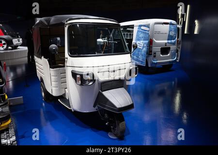 Tokio, Japan. Oktober 2023. Die Honda-Ausstellung zeigt eine elektrische Dreirad-Auto-Rikscha „Tuk-Tuk“ auf der Japan Mobility Show im Tokyo International Exhibition Center (auch bekannt als TOKYO BIG SIGHT). Die Japan Mobility Show, ehemals Tokyo Motor Show, ist eine Branchenmesse, die die neuesten Innovationen im Bereich Verkehr, Betonung nachhaltiger Mobilitätslösungen, Elektrofahrzeuge und Spitzentechnologien, die zur Entwicklung des japanischen Verkehrs beitragen. (Kreditbild: © Taidgh Barron/ZUMA Press Wire) NUR REDAKTIONELLE VERWENDUNG! Nicht für kommerzielle ZWECKE! Stockfoto