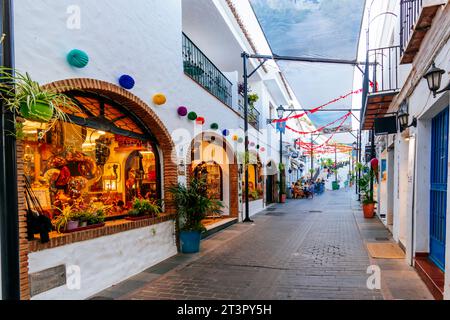 Die Straße wurde auf den lokalen Festivals dekoriert. Mijas Pueblo. Mijas, Málaga, Andalusien, Spanien, Europa Stockfoto