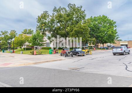 Austin Steam Train Association Hill County Flyer halten in Burnet, Texas - für Mittagessen, Shopping und Unterhaltung. Burnet County Courthouse. Stockfoto