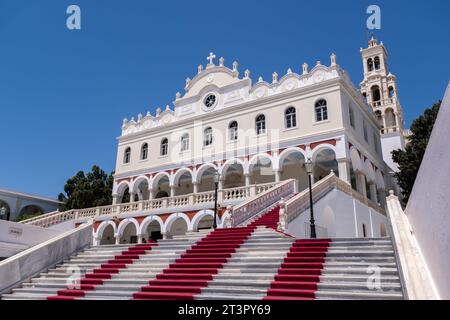 Tinos, GR - 4. August 2023: Heilige Kirche der Jungfrau Maria Evangelistrien Stockfoto