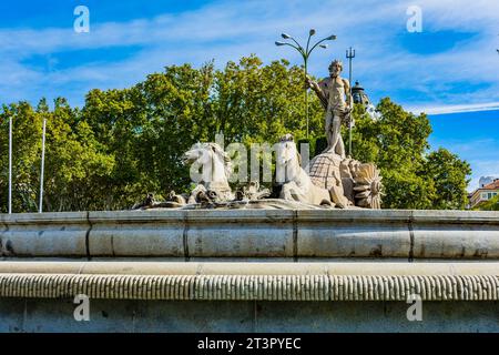 Der Neptunbrunnen - Fuente de Neptuno - ist ein neoklassizistischer Brunnen. Die Skulpturengruppe in ihrem Zentrum stellt Neptun, eine römische Wassergottheit dar. P Stockfoto