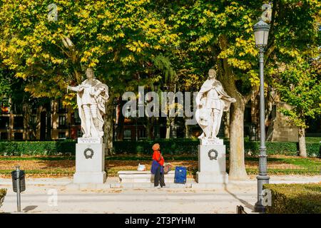 Statuen der hispanischen Könige und Adligen, die in mehreren Reihen in den Gärten der Plaza de Oriente verteilt sind. Die Plaza de Oriente ist Stockfoto