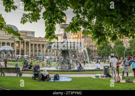 Schloßplatzspringbrunnen, Königsbau, Menschen, Freizeit, Schloßplatz, Stuttgart, Baden-Württemberg, Deutschland Stockfoto