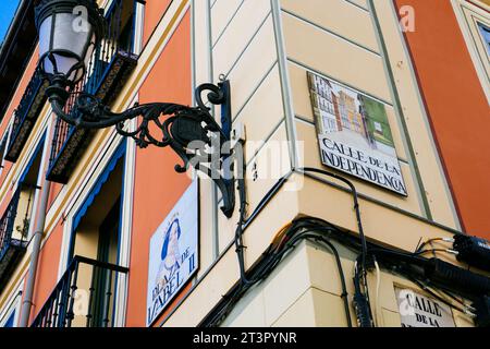 Traditionelles gefliestes Straßenschild, Plaza de Isabel II Ecke mit Calle de la Independencia. Madrid, Comunidad de Madrid, Spanien, Europa Stockfoto