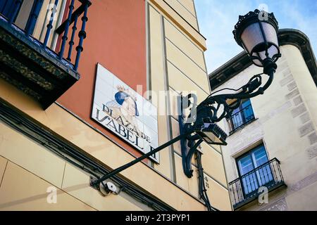 Traditionelles gekacheltes Straßenschild, Plaza de Isabel II Madrid, Comunidad de Madrid, Spanien, Europa Stockfoto