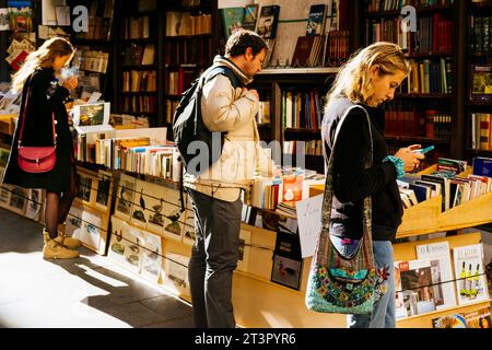 Second Hand Buchstand, Libreria San Ginés - Buchhandlung von San Ginés. Eine der ältesten Buchhandlungen in Spanien, wo Sie authentische literarische Juwelen finden können, ist Stockfoto