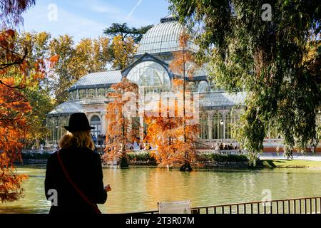 Frau, die auf den Palacio de Cristal blickt, Glaspalast. Der Buen Retiro Park - Parque del Buen Retiro, wörtlich „Park of the Pleasant Retreat“, Retiro Stockfoto