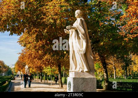 Avenue der Statuen - Paseo de las Estatuas, benannt nach den Skulpturen der Könige, die sie flankieren. Parque del Buen Retiro, buchstäblich „Park of the Pleasan“ Stockfoto