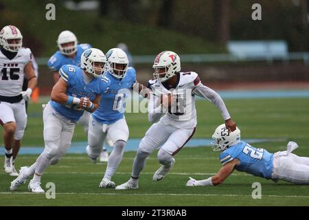 Penn Quakers Wide Receiver Jared Richardson #18 entzieht sich dem Verteidiger während des NCAA-Fußballspiels gegen die Columbia Lions im Robert K. Kraft Field im Lawrence A. Wien Stadium in New York, New York, Samstag, 14. Oktober 2023. (Foto: Gordon Donovan) x Stockfoto