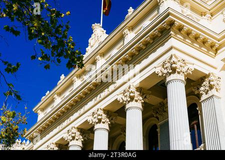 Das Palacio de la Bolsa de Madrid, Palacio de la Bolsa de Madrid, ist ein Gebäude aus dem 19. Jahrhundert in Madrid, Spanien. Es wurde entworfen, um das M zu beherbergen Stockfoto