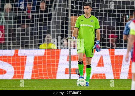 Alkmaar, Niederlande. Oktober 2023. ALKMAAR, NIEDERLANDE - 26. OKTOBER: Torhüter Emiliano Martinez von Aston Villa FC Gesten während des Gruppenspiels E - UEFA Europa Conference League 2023/24 zwischen AZ Alkmaar und Aston Villa FC im AFAS Stadion am 26. Oktober 2023 in Alkmaar, Niederlande. (Foto von Patrick Goosen/Orange Pictures) Credit: Orange Pics BV/Alamy Live News Stockfoto