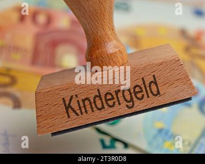 Holzstempel mit dem Aufdruck „Kindergeld“, Übersetzung „Kindergeld“ Stockfoto